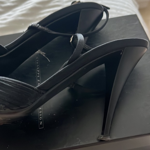 Ladies silk designer evening shoes
Heel needs repair - Picture 3 of 7